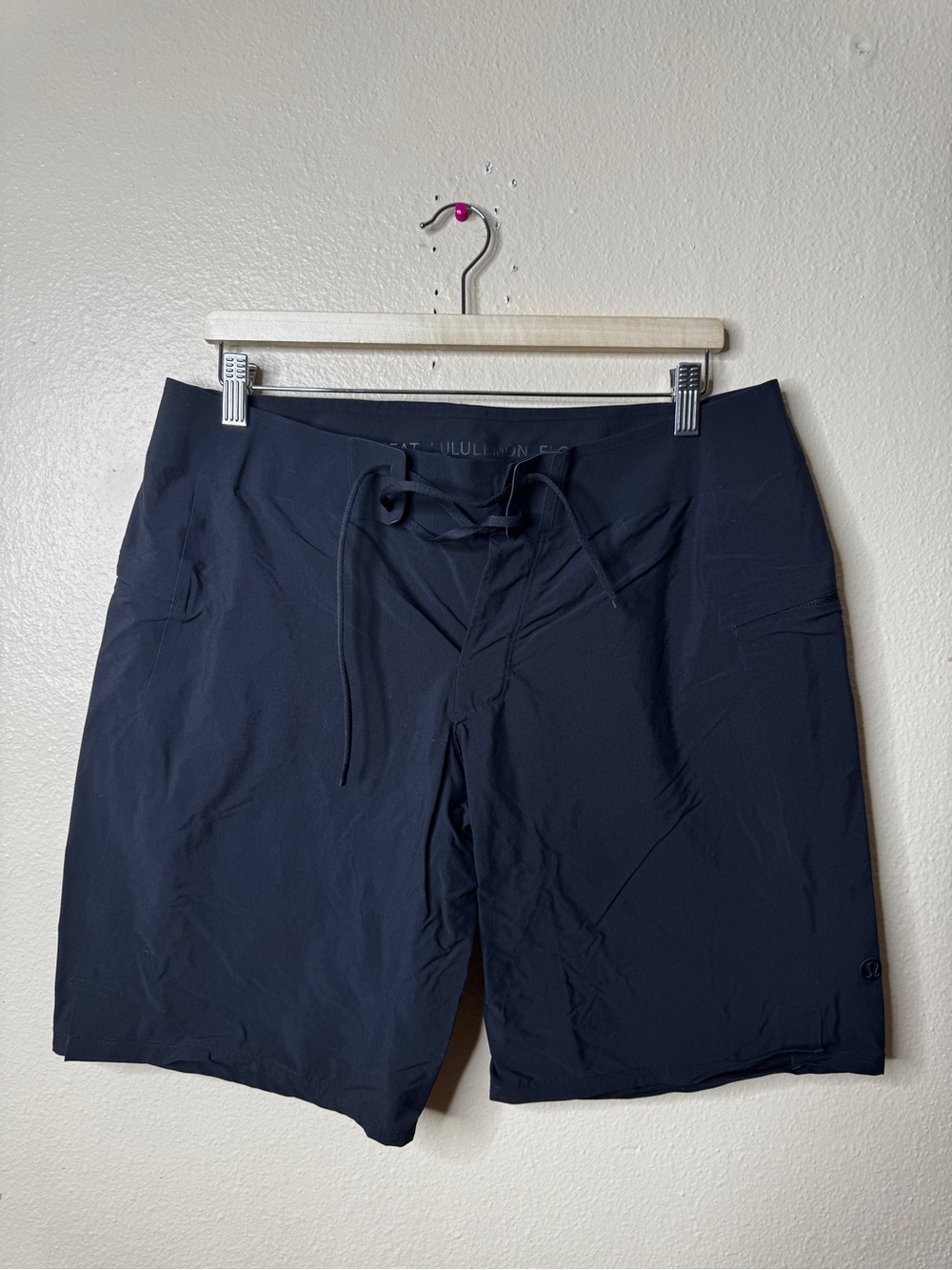 Lululemon Mens Size 32 Board Shorts Black Drawstring Zip Pockets Swim